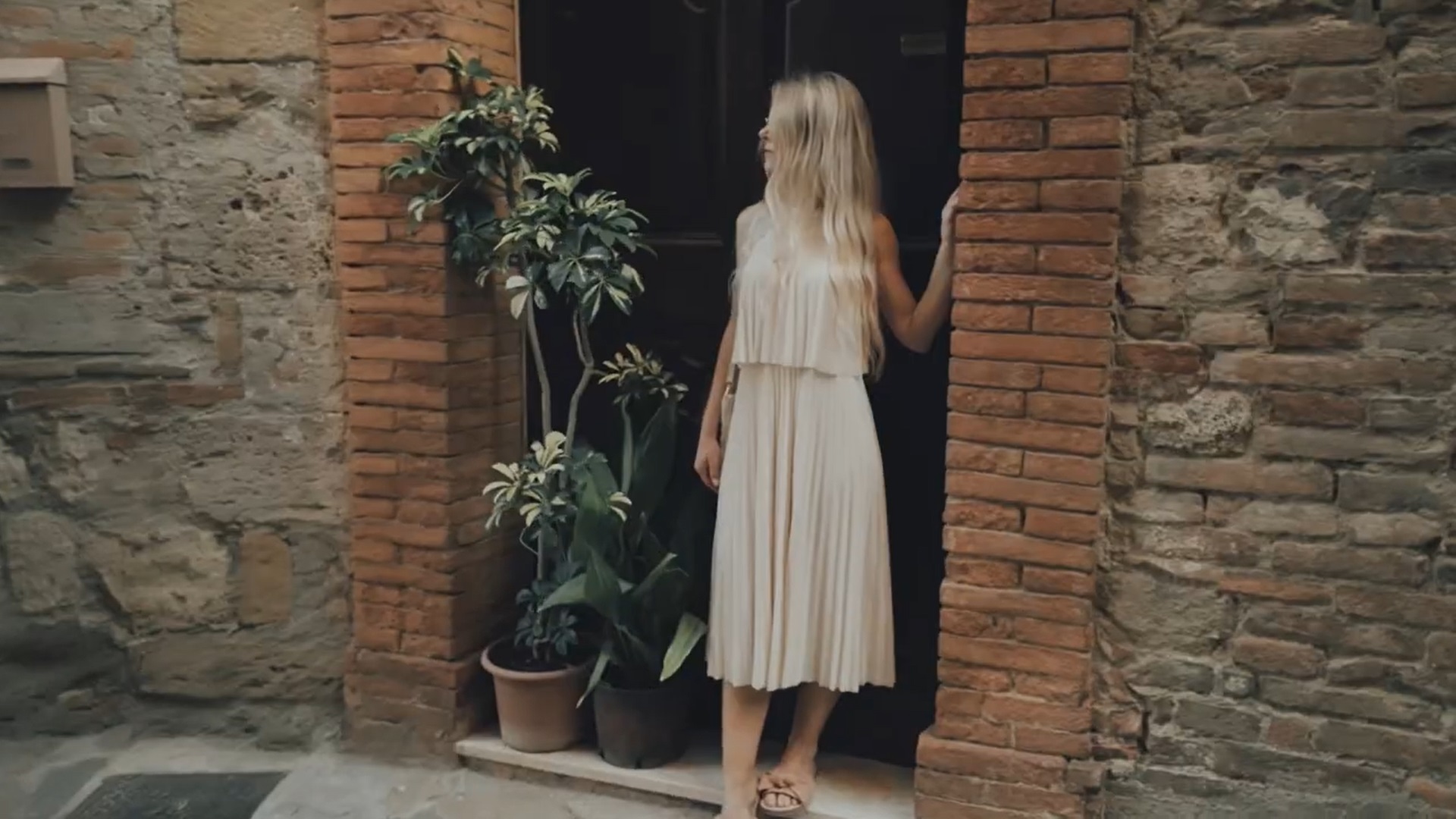 Engagement photo and video session in Italian town captured by Polish videographer Konrad Lato
